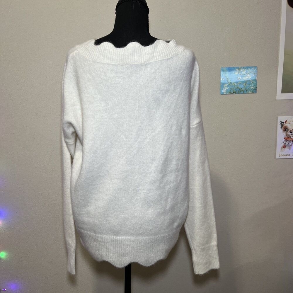 ee: some women's scallop edge sweater in white, size m/l, dainty softgirl - Picture 3 of 8